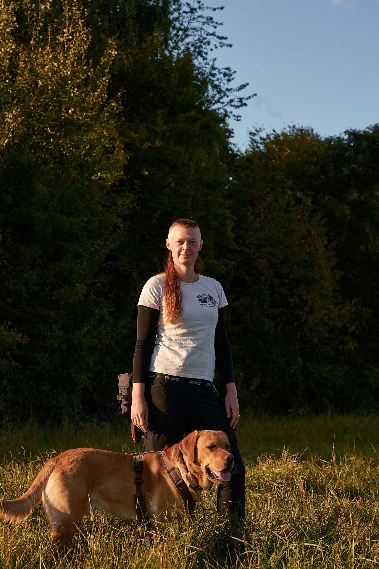 jack gibt franzi die pfote und schaut ihr in die augen