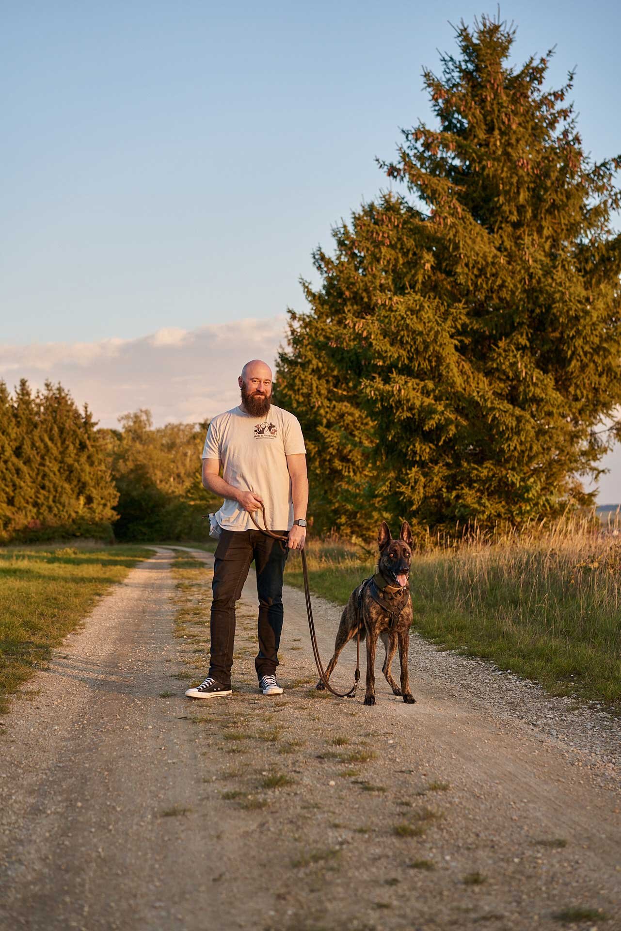 marco steht mit benny am weg